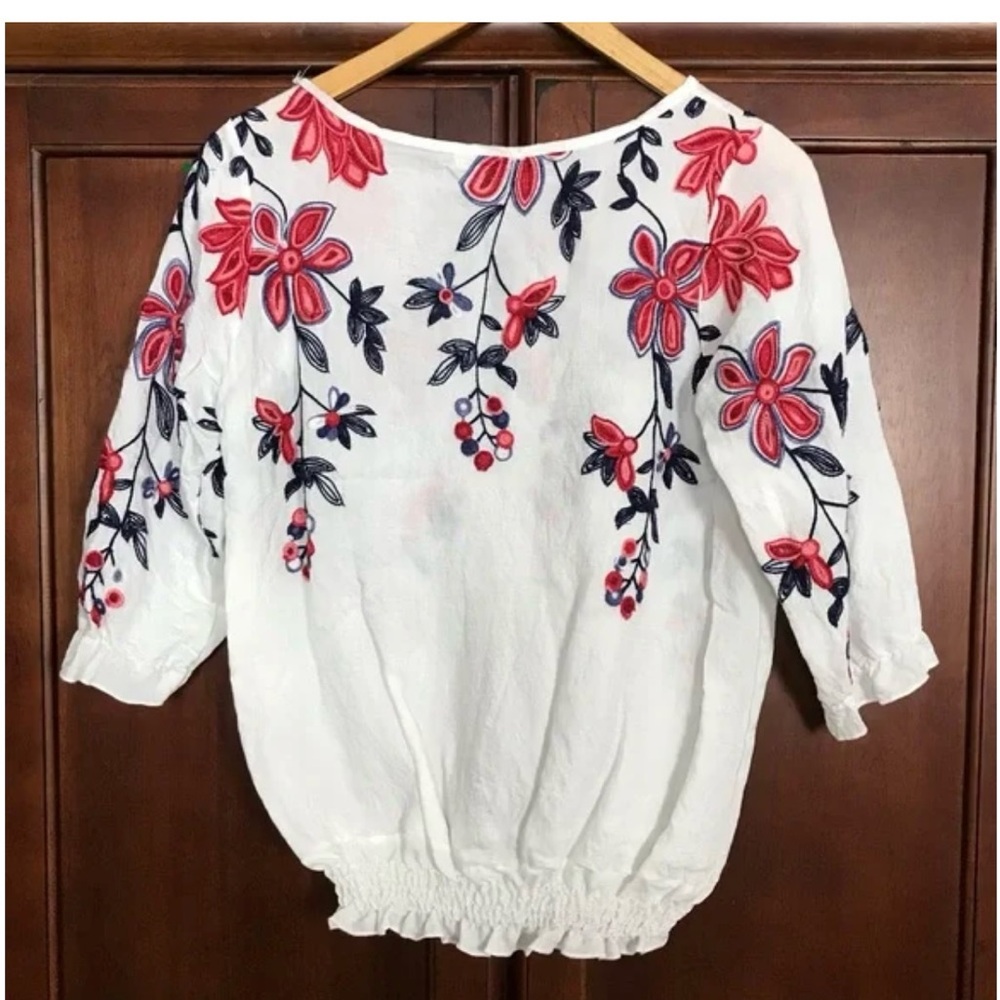 Kindred white red blue floral embroidered peasant blouse size M runs Small